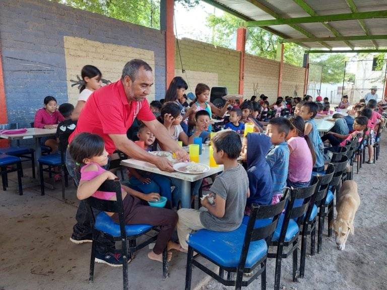 Don Anselmo hace “rendir” el alimento, pero en esta época del año les llega más gente porque se quedan sin trabajo; pide ayuda de la sociedad