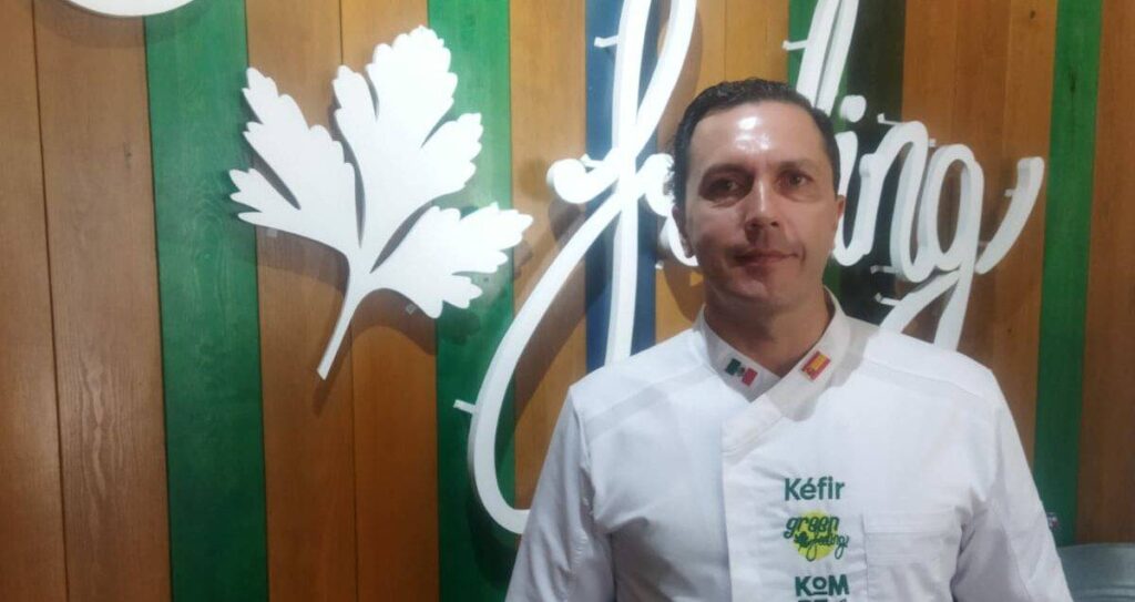 José Luis García estudió pastelería y turismo, su inquietud y pasión por servir lo ha llevado a establecer exitosos proyectos empresariales.