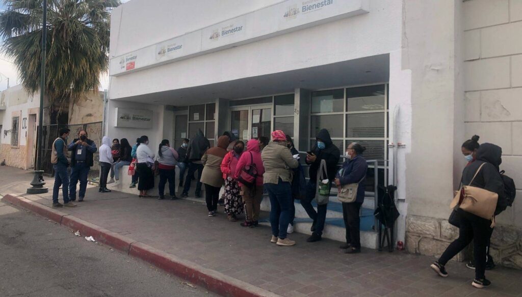 TODO indica que nos estamos acostumbrando a las largas filas de adultos mayores en las banquetas donde se ubican los bancos del Bienestar.