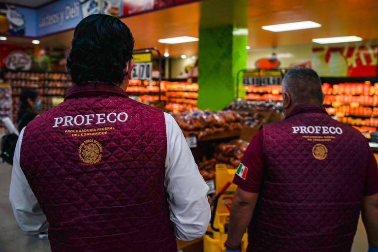 Estas personas acuden a los negocios uniformados para luego, después de supuestamente encontrar una irregularidad, pedir una “mordida”.