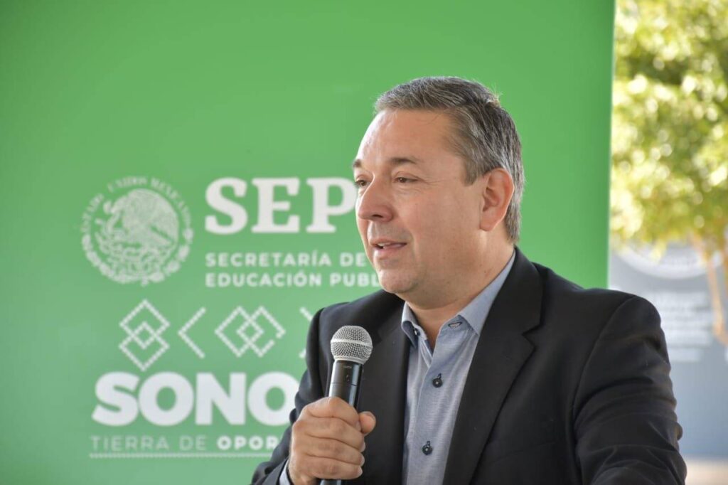Aarón Grageda, secretario de Educación en Sonora, asegura que los uniformes se entregarán en octubre.