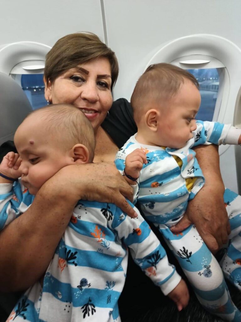 LoLos gemelos y su abuela Trinidad, rumbo a la Cdmx donde será operado Angelito.gra familia de Ángel Iván lo imposible