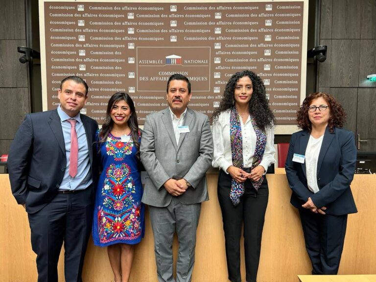 Integrantes de la Comisión, en París: Miguel Ángel Varela Pinedo, Nohemí Salazar López, Roberto Carlos López García, Edna Díaz Acevedo y la diputada hermosillense Judith Córdova Tánori.