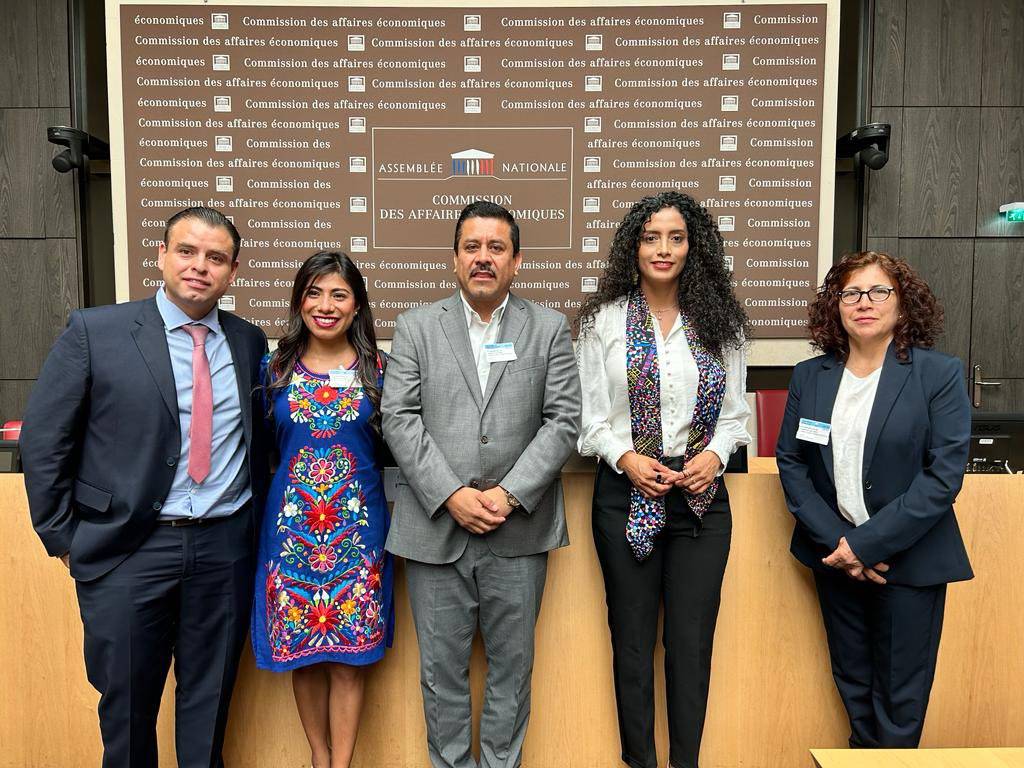 Integrantes de la Comisión, en París: Miguel Ángel Varela Pinedo, Nohemí Salazar López, Roberto Carlos López García, Edna Díaz Acevedo y la diputada hermosillense Judith Córdova Tánori.