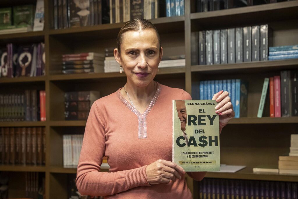 La autora escribió un libro titulado el “Rey del Cash”, en donde denuncia la forma en la que López Obrador desvió millones de pesos