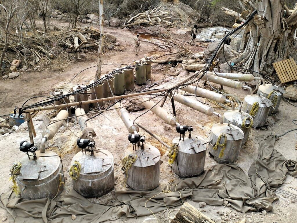 Laboratorio clandestino que se utilizaba para elaborar masivamente drogas sintéticas con gran cantidad de materiales químicos.