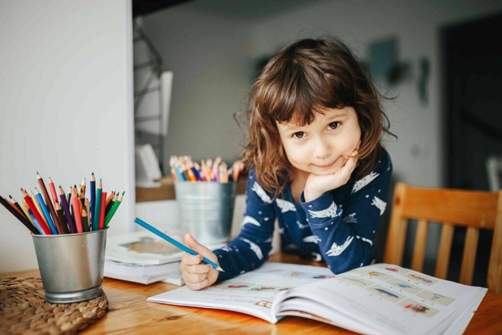 La educación en el hogar, también conocida como homeschooling, ha ganado popularidad en los últimos años debido a sus múltiples ventajas.