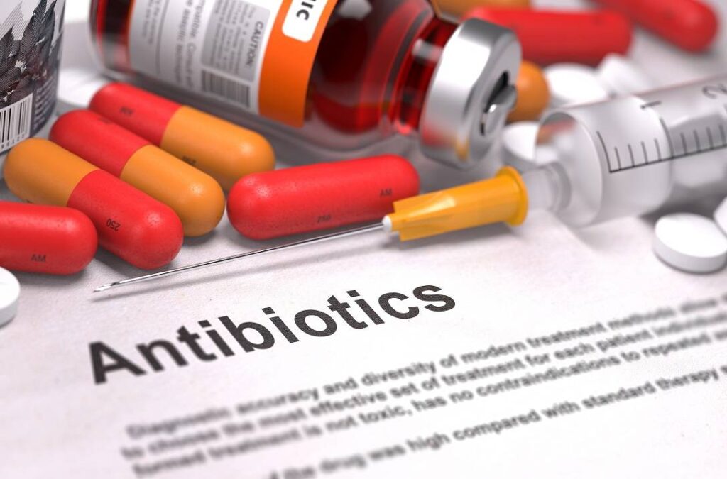 La mayoría de los antibióticos cuando son producidos naturalmente por las bacterias para controlar a otras bacterias, lo hacen en pequeñas cantidades y las mismas bacterias los regulan