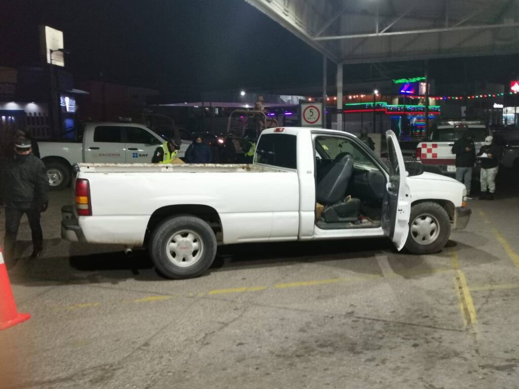 La Aduana de Agua Prieta, se percató que el conductor pretendía ingresar con cartuchos útiles a territorio Nacional en una camioneta blanca