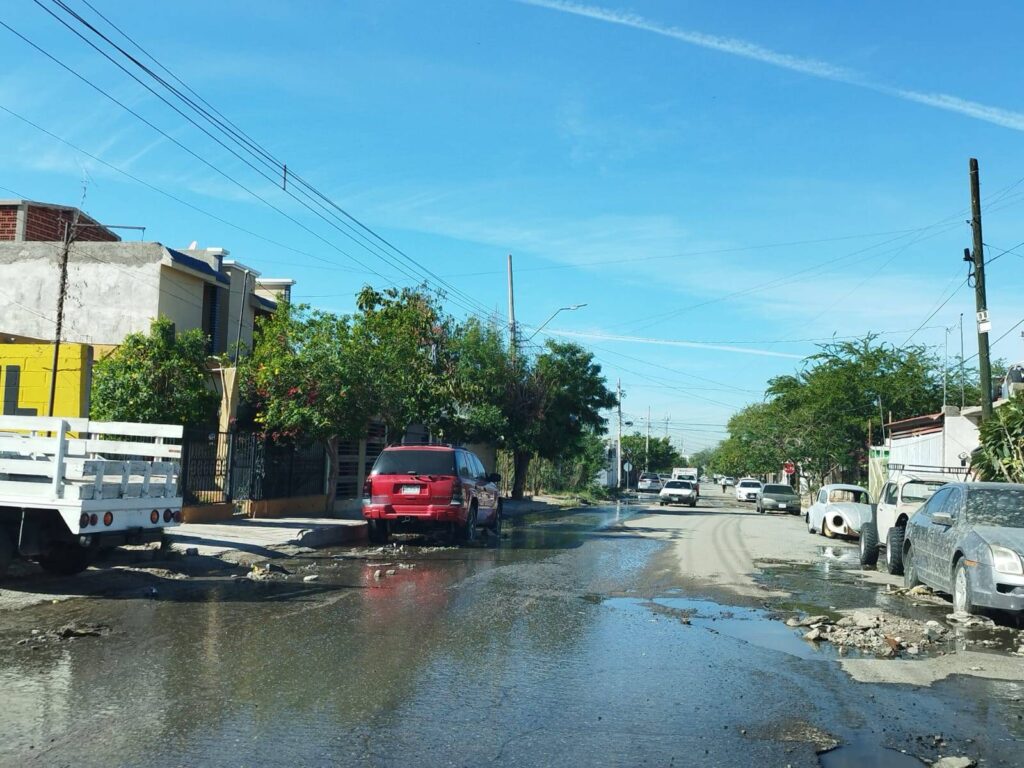 Desde el martes de la semana pasada surgió una fuga de aguas negras en la colonia López Portillo, originado por un franje colapsado