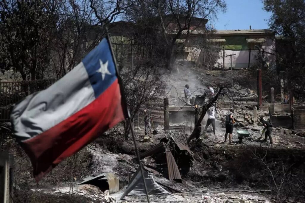 Solo en la ciudad de Valparaíso han ardido 14,000 casas. Las autoridades han decretado toque de queda para facilitar las labores de extinción.