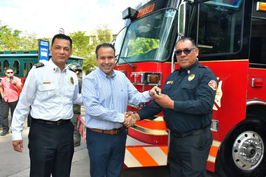 El presidente municipal, Antonio Astiazarán, entregó un total de seis unidades motorizadas al cuerpo de bomberos, una de ellas eléctrica