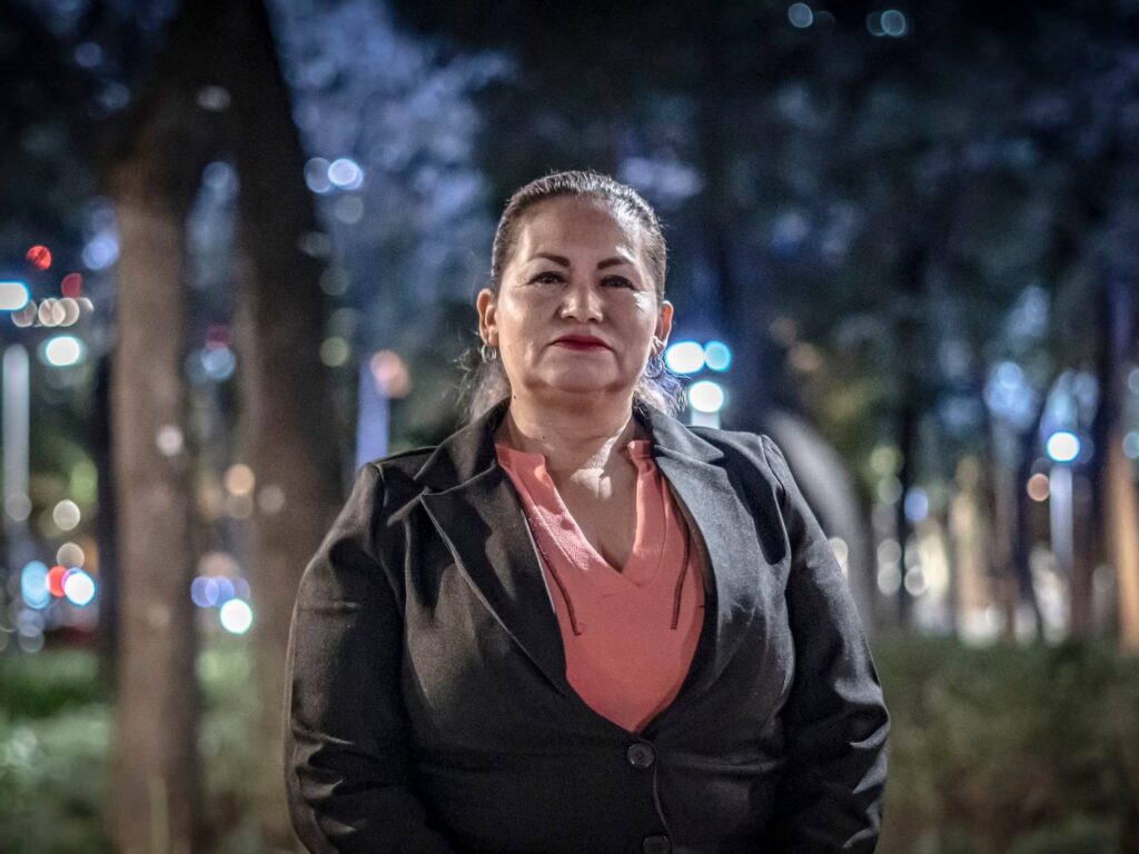 Tomar una pala, un pico y excavar en terrenos desolados en condiciones de riesgo, una labor motivada por el amor por sus hijos ...
