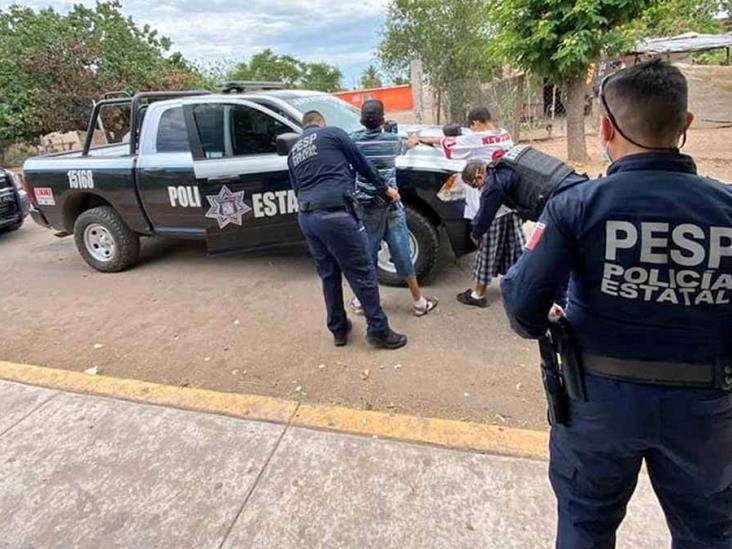 Autoridades federales aseguraron en Sonora un vehículo con cinco menores de edad y dos adultos, en el que transportaban heroína, que tenía como destino el mercado ilegal
