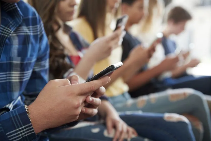 Un grupo de alumnos creó un chat en aplicación para teléfono inteligente, donde divulgaron fotografías y videos de sus compañeras.