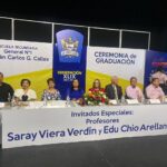 Estudiantes y sus familias celebran con orgullo alcanzar un escalón más en sus estudios.