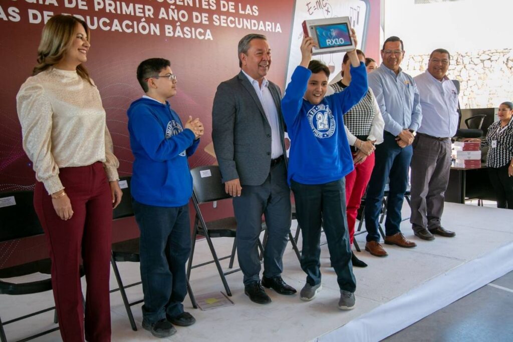 Aarón Grageda, ex secretario de Educación, durante entrega a destiempo de las tablets educativas.