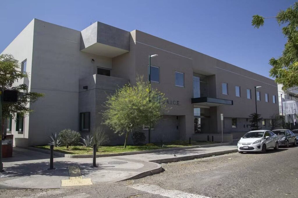 Instalaciones del CAICE del IMSS ubicadas sobre en Justo Sierra y Blvd. Morelos, en Hermosillo. (Imagen: BorderHub)