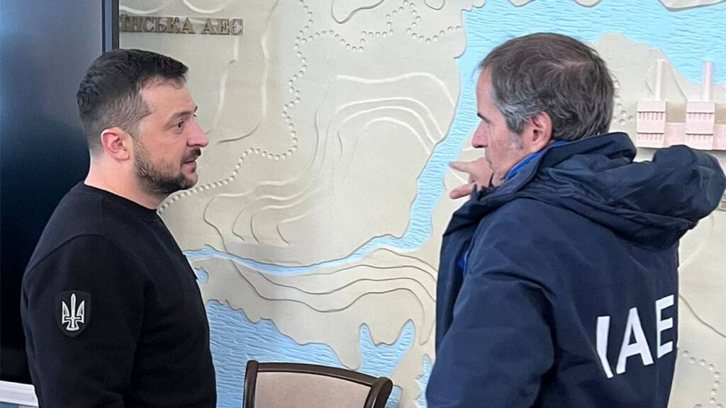 Presidente de Ucrania, Volodimir Zelensky y el jefe de la IAEA, Rafael Grossi.