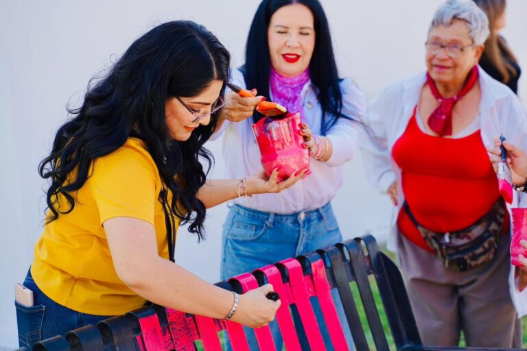 Concientizarán a familias acerca del cáncer, la presidenta de DIF Municipal, Toñita Montenegro de Sandoval pintarán bancas de parques de color rosa en este mes de octubre.