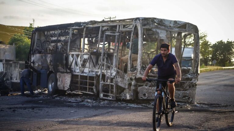 Integrantes del Crimen Organizado incendian autobuses para bloquear calles.