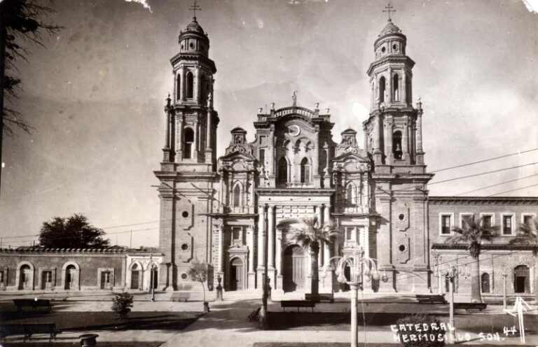 Uno de los primeros panteones se ubicó en los terrenos donde se construyó la Catedral de Hermosillo.