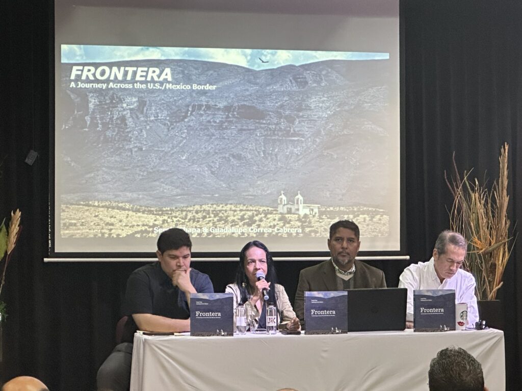 La autora presentó su libro “Frontera” en la Universidad Kino de Hermosillo.