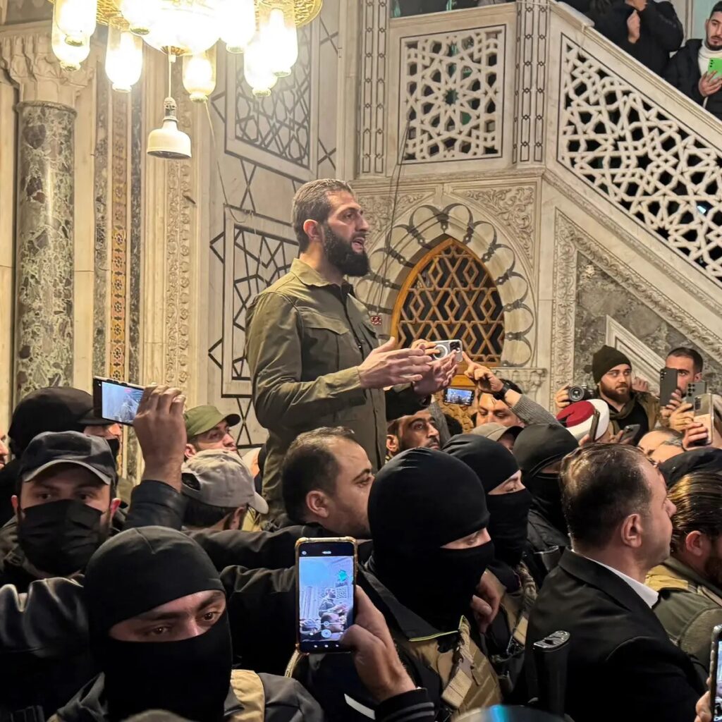 Abu Mohammed al Jawlani habló frente a una multitud en una mezquita de Damasco este domingo.