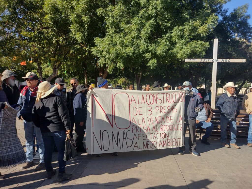 Los habitantes del Río se manifestaron frente a Palacio de Gobierno y fueron atendidos por la Subsecretaria de Gobierno Ana Luisa Chávez.