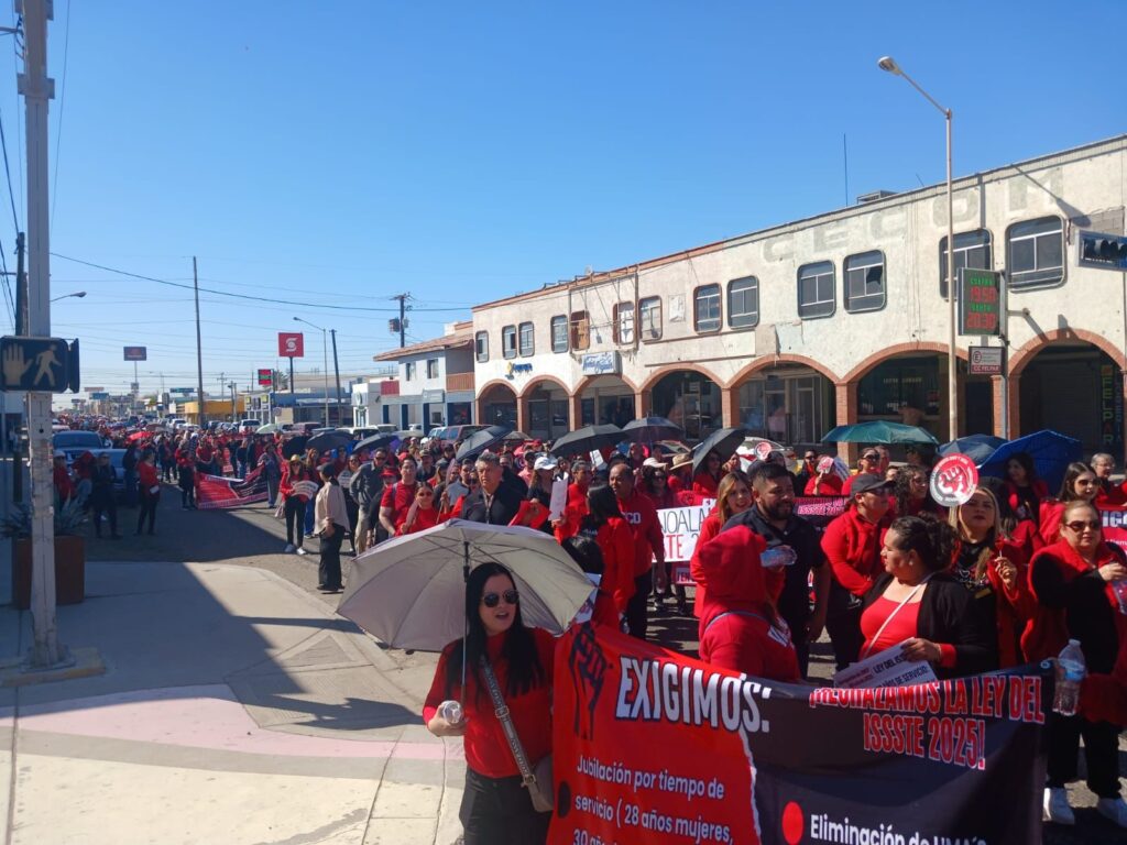 Docentes tomaron las calles de SLRC para dar a conocer sus peticiones sobre la reforma al ISSSTE.